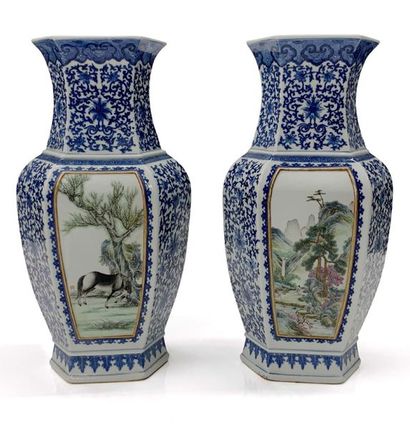 CHINE Paire de vases en porcelaine de forme balustre à section carrée décorés en...