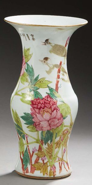 CHINE Vase de forme yenyen en porcelaine émaillé polychrome sur fond blanc à décor.
Période...