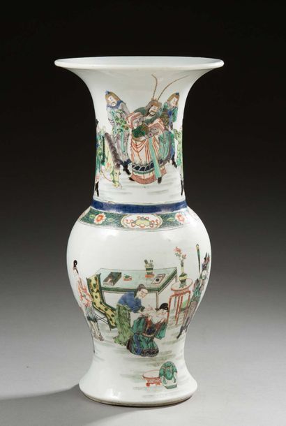 CHINE Vase de forme balustre en porcelaine (yenyen) décoré en émaux de la famille...
