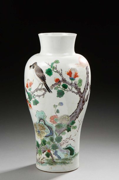 CHINE Vase de forme balustre en porcelaine décoré en émaux de la famille verte d'un...
