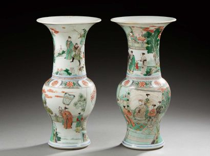 CHINE Paire de beaux vases de forme balustre (yenyen) en porcelaine décorés en émaux...