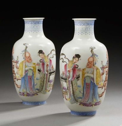 CHINE Paire de petits vases de forme balustre en porcelaine dite coquille d'oeuf....