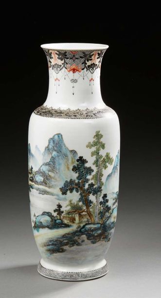 CHINE Vase balustre en porcelaine émaillée polychrome décoré d'un paysage lacustre,...