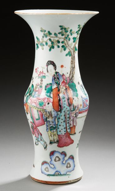CHINE Vase yenyen en porcelaine décoré en émaux de la famille rose d'une dame de...