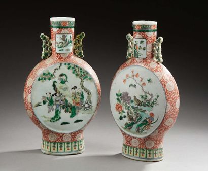 CHINE Paire de gourde annulaire à panse aplatie (moon flask) en porcelaine décoré...