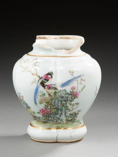 CHINE Double vase de forme balustre en porcelaine décoré en émaux de la famille rose...