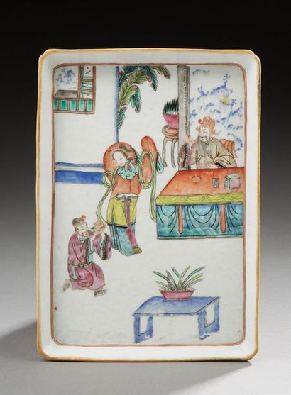 CHINE Plateau rectangulaire en porcelaine décoré en émaux de la famille rose d'une...