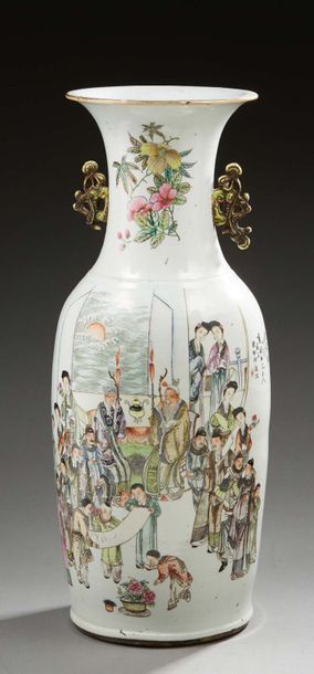 CHINE Grand vase en porcelaine emaillé à décor de plusieurs personnages. Anses ajourées.
Période...