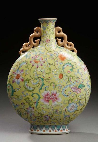 CHINE Grand vase gourde dit "MOON FLASK" en porcelaine à fond jaune décoré de fleurs.
Époque...
