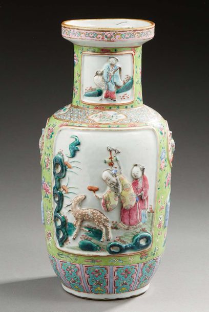 CHINE Vase en porcelaine de forme cylindrique à col étroit décoré en léger relief...