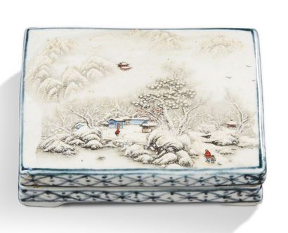 CHINE Boîte rectangulaire couverte en porcelaine à décor d'un paysage enneigé traité...