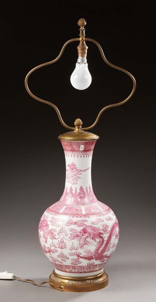 CHINE Vase de forme balustre en porcelaine décoré en émaux sur couverte en rose de...