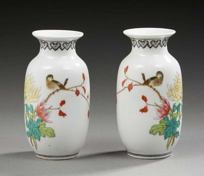 CHINE Paire de petits vases en porcelaine de forme balustre décorés en émaux sur...