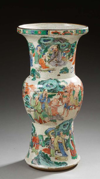 CHINE (NANKIN) 
Grand vase en porcelaine à fond beige craquelé décoré en émaux polychrome...