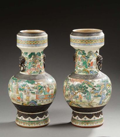 CHINE (NANKIN) 
Paire de vases en porcelaine de forme balustre décorée en polychromie...