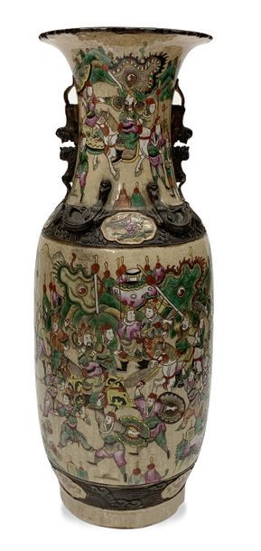 CHINE (NANKIN) 
Vase en porcelaine de forme balustre à fond craquelé beige décoré...