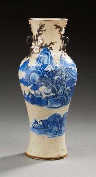 CHINE (NANKIN) 
Petit vase de forme balustre en porcelaine à fond craquelé beige...
