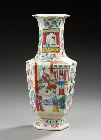 CHINE Petit vase hexagonale de forme balustre décoré en émaux de canton dans le style...