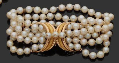 null Bracelet de quatre rangs de perles de culture, le fermoir en or jaune 18K (750)...