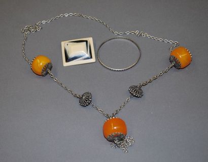 null Ensemble de bijoux fantaisie

composé d'un collier, d'un bracelet et d'un bijou...