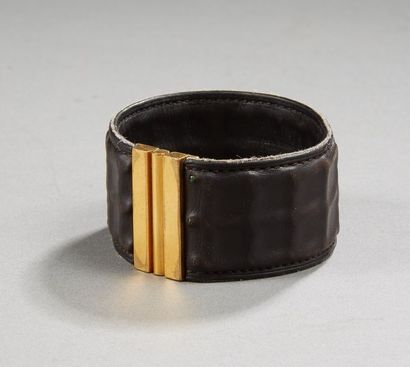 HERMES HERMES

Bracelet en cuir noir à fermoir en métal doré. 

Signé sur le fermoir...