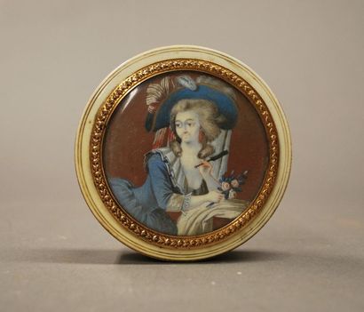 null Boîte ronde sur ivoire, le couvercle orné d'une miniature : "portrait de femme...