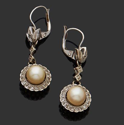 null Paire de pendants d’oreilles en or gris 18K (750) retenant chacun une perle...