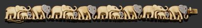 null Bracelet souple en or jaune 18K (750) articulé d’éléphants stylisés pour certains,...