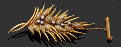 null Broche en or jaune 18k (750) stylisée d’une feuille de palmier semée de diamants...