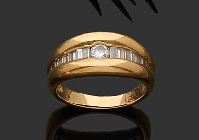 null Bague en or jaune 18K (750) formée de deux anneaux encadrant un diamant taillé...