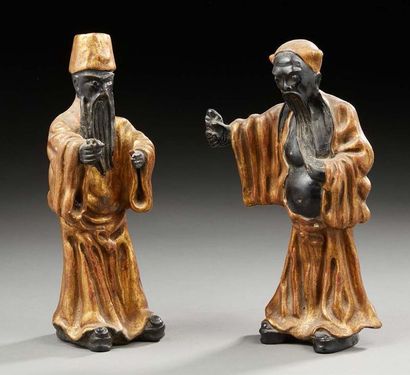 CHINE Deux dignitaires en céramique émaillée noire et dorée.
Dim.: 24 cm