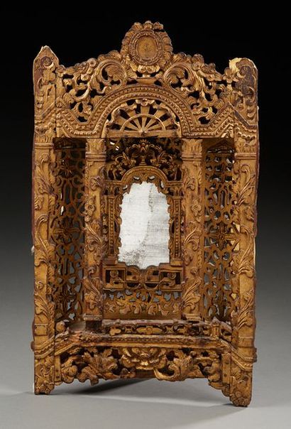 ASIE DU SUD EST Miroir d'autel en bois scupté, ajouré et doré.
Fin du XIXe siècle.
Dim.:...