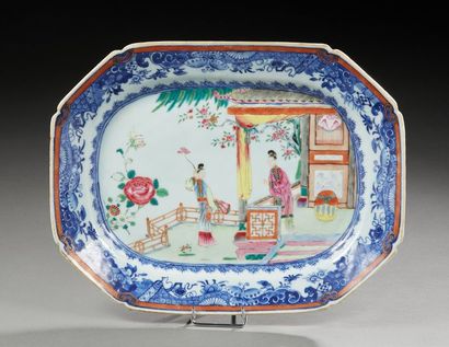 CHINE Plat octogonal en porcelaine émaillé de la famille rose. Décor d'une scène...