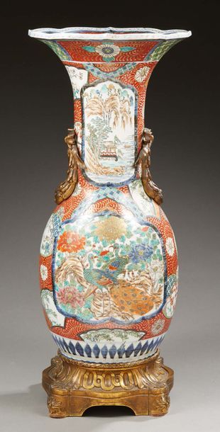 JAPON Grand vase cornet de forme balustre en porcelaine décorée en bleu sous couverte...
