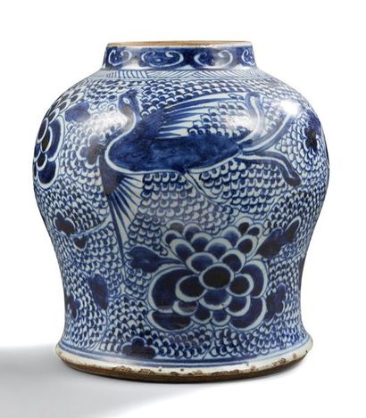 CHINE Vase en porcelaine à décor en bleu et blanc de fleurs et d'oiseaux.
XIXe siècle.
H:...