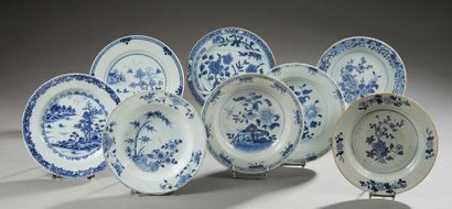 CHINE Ensemble de huit assiettes en porcelaine décorée en bleu sous couverte comprenant:...
