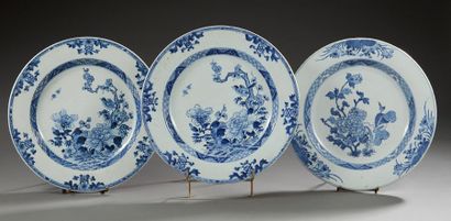 CHINE Paire de plats en porcelaine émaillée en bleu sous couverte, décorée de fleurs,...