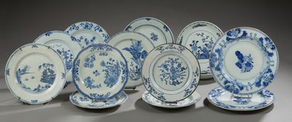 CHINE Ensemble de treize assiettes en porcelaine, décorées en bleu sous couverte,...