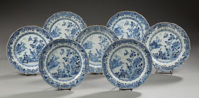 CHINE Suite de sept assiettes chantournées en porcelaine, décorées en bleu sous couverte...