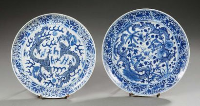 CHINE Deux assiettes en porcelaine, décorées en bleu sous couverte de dragons à la...