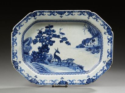CHINE Plat rectangulaire en porcelaine émaillée en bleu de daims.
XVIIIe siècle.
Dim.:...