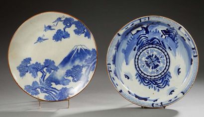 JAPON Ensemble de deux grands plats décorés en bleu de paysages.
XIXe siècle.
Diam.:...