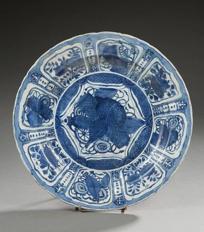 CHINE Plat en porcelaine dit "Krack".
XVIIIe siècle.
(restaurations)
Diam.: 37 c...