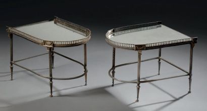 JANSEN (ATTRIBUÉ à) Table en métal argenté en deux parties amovibles.
Plateaux en...