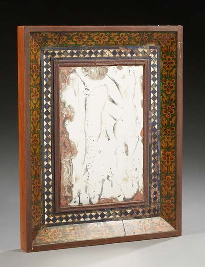 INDE Miroir en bois polychrome.
XIXe - XXe siècle.
H.: 40 cm