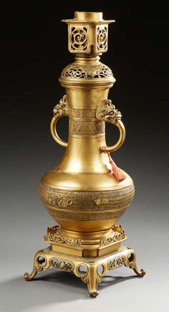 CHINE Pied de lampe en bronze ajouré et ciselé.
Fin du XIXe siècle.
H.: 52 cm