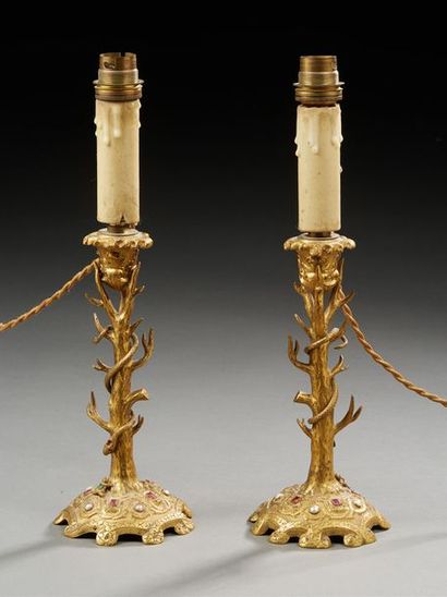 null Paire de lampes en bronze doré floral. Les bases serties de perles.
XXe siècle.
H.:...