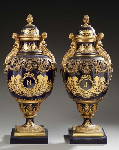 PARIS Paire d'importants vases couverts de forme balustre en porcelaine à fond bleu;...