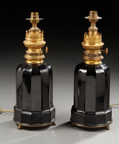 W&W KOSMOS Paire de lampe à pétrole opaline noire montées en lampe.
Dim.: 31 cm (sans...