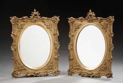 null Paire de miroirs de style en bois doré.
XIXème siècle.
(dorure chimique)
Dim....